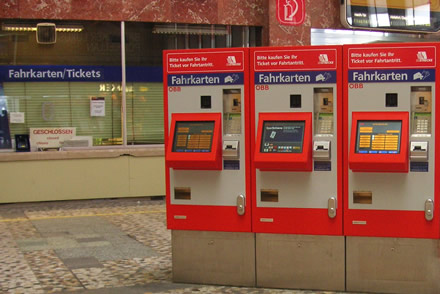 ÖBB-Fahrkartenautomat: Gesamtansicht aus der Entfernung