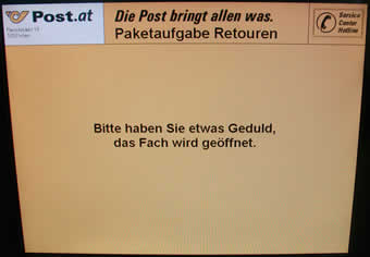 "Bitte haben Sie etwas Geduld, das Fach wird geöffnet."